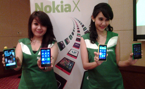 SPG memamerkan ponsel terbaru "Nokia-X" baru-baru ini di Medan (24/4/2014)