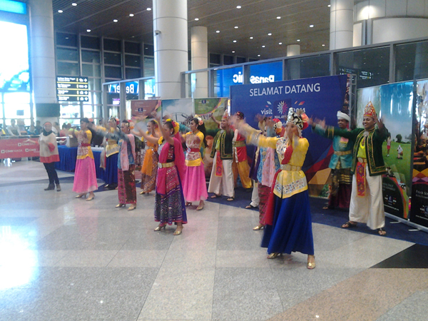Tari "Selamat Datang" menyambut wisatawan di Bandara KLIA
