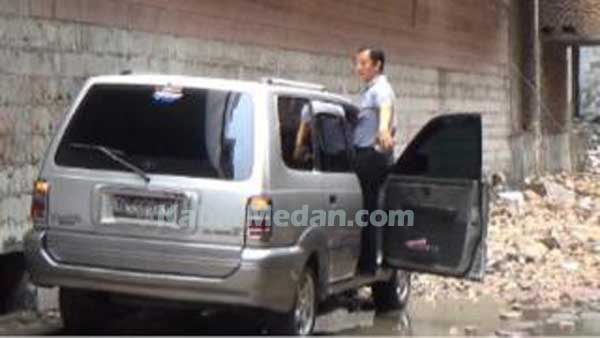 mobil-tertimpa-bangunan-eks-perisai-plaza-yang-roboh