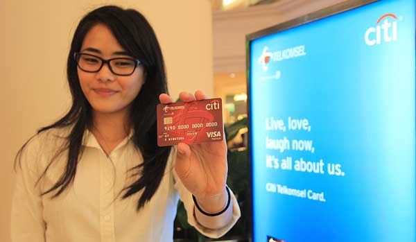 Seorang pelanggan sedang menunjukan Kartu Kredit Citi Telkomsel, di Plaza Indonesia, Jakarta, Senin (18/5/2015)