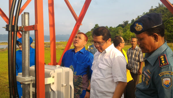 (ki-ka) VP West Region XL Haryo Wibowo, Menkominfo RI Rudiantara, Danlanal Simeulue Letkol Elfanda, ketika meninjau BTS broadband 3G XL di Pulau Simeulue, Sabtu, (3/10/2015).