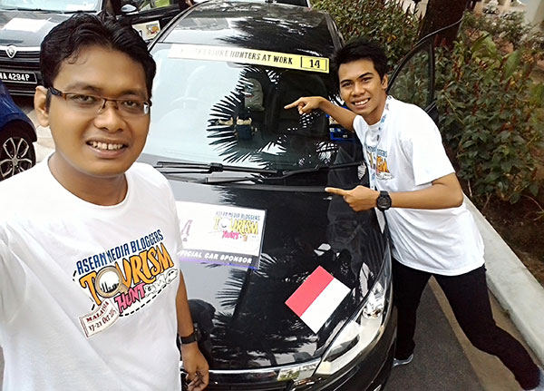 Saya dan Yuha didepan mobil Proton Iriz berwarna hitam bernomor 14.