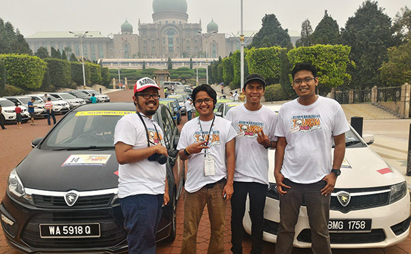 Saya dan Yuha, bersama Travel Blogger asal Jakarta, Farchan dan Hamka berlatar Kantor PM Malaysia di Putrajaya