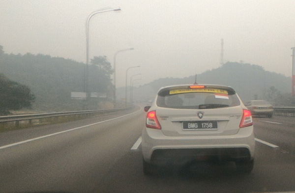 Kami melewati jalan tol Seremban dalam kondisi kabut asap menyelimuti