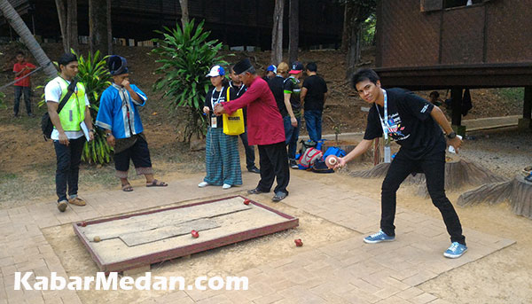 Bermain Gasing di Mini Malaysia & ASEAN Cultural Park