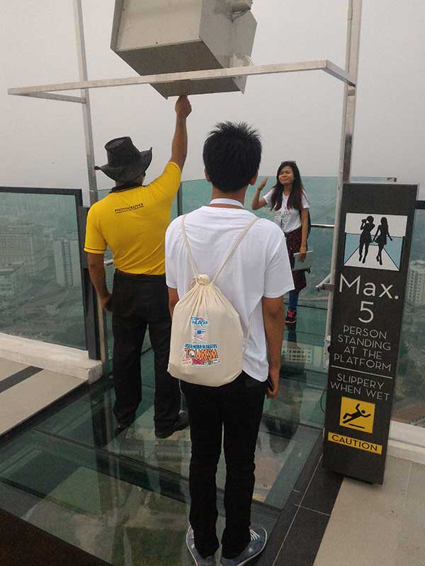 Berfoto di lantai kaca di rooftop Swiss-Garden Hotel & Residences