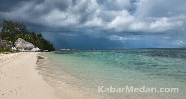 Pantai Pasir Putih di Pulau Kepayang
