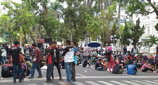 Ratusan-Massa-Buruh-Duduki-Kantor-Gubernur-Sumut