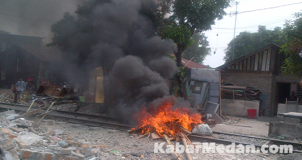 Tolak-Relokasi,-Warga-Bakar-Ban-Ditengah-Rel-Kereta-Api