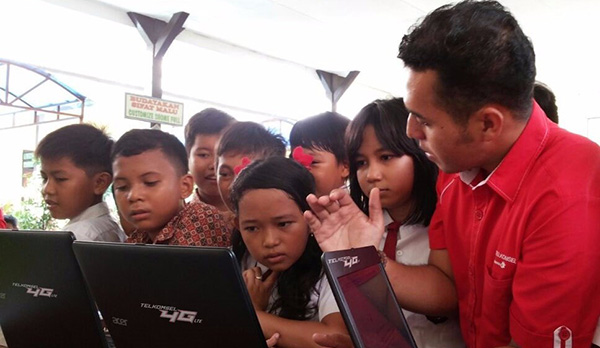 Telkomsel-Pasang-Internet-GRATIS-Untuk-SD-di-Pulau-Terdepan