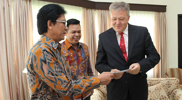 konsul-as-untuk-sumatera-apresiasi-gerakan-literasi-yp-parulian