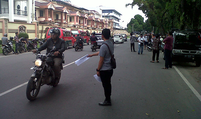 Aliansi-Masyarakat-Perduli-Nias-Terang-Demo-PLN