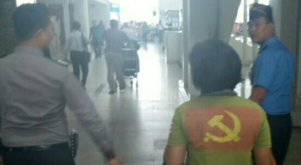 Pakai Kaos Palu Arit Seorang Wanita Diamankan di Bandara Kualanamu