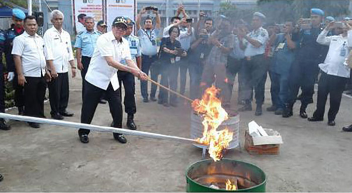 menkumham-bakar-hape-di-lapas