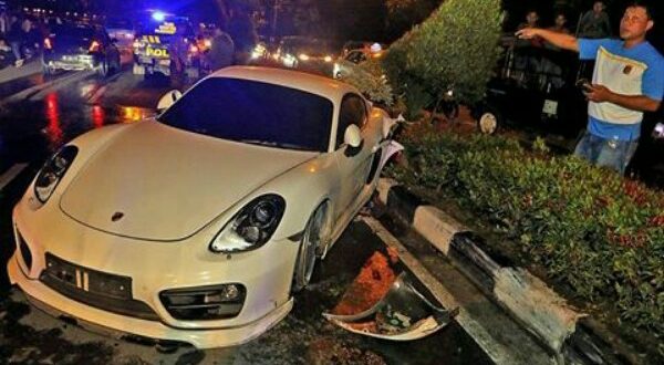  Mobil Porsche Cayman Tabrak Trotoar Hingga Ringsek
