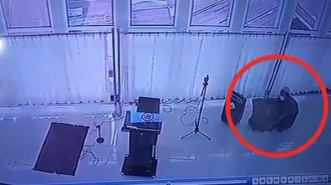 69192-pelaku-terekam-kamera-cctv-sedang-beraksi