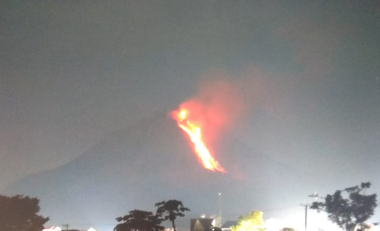 erupsi gunung sinabung pada jumat 12 februari 2021