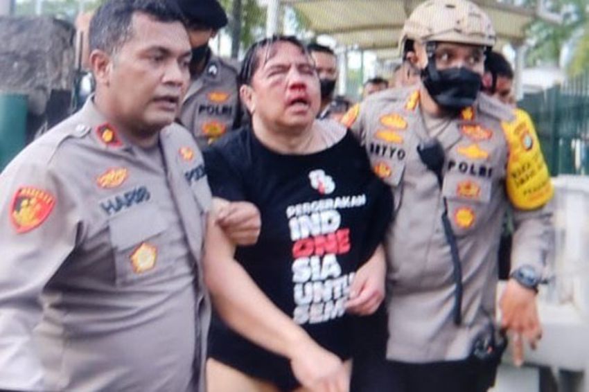 penampakan-ade-armando-dihajar-dan-celana-dilucuti-massa-demo-11-april-imk