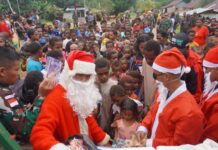 Satgas Yonif 123/Rajawali Tebar Kasih Natal hingga Pelosok Papua, Hias Kendaraan dan Bagikan 1.409 Paket Sembako