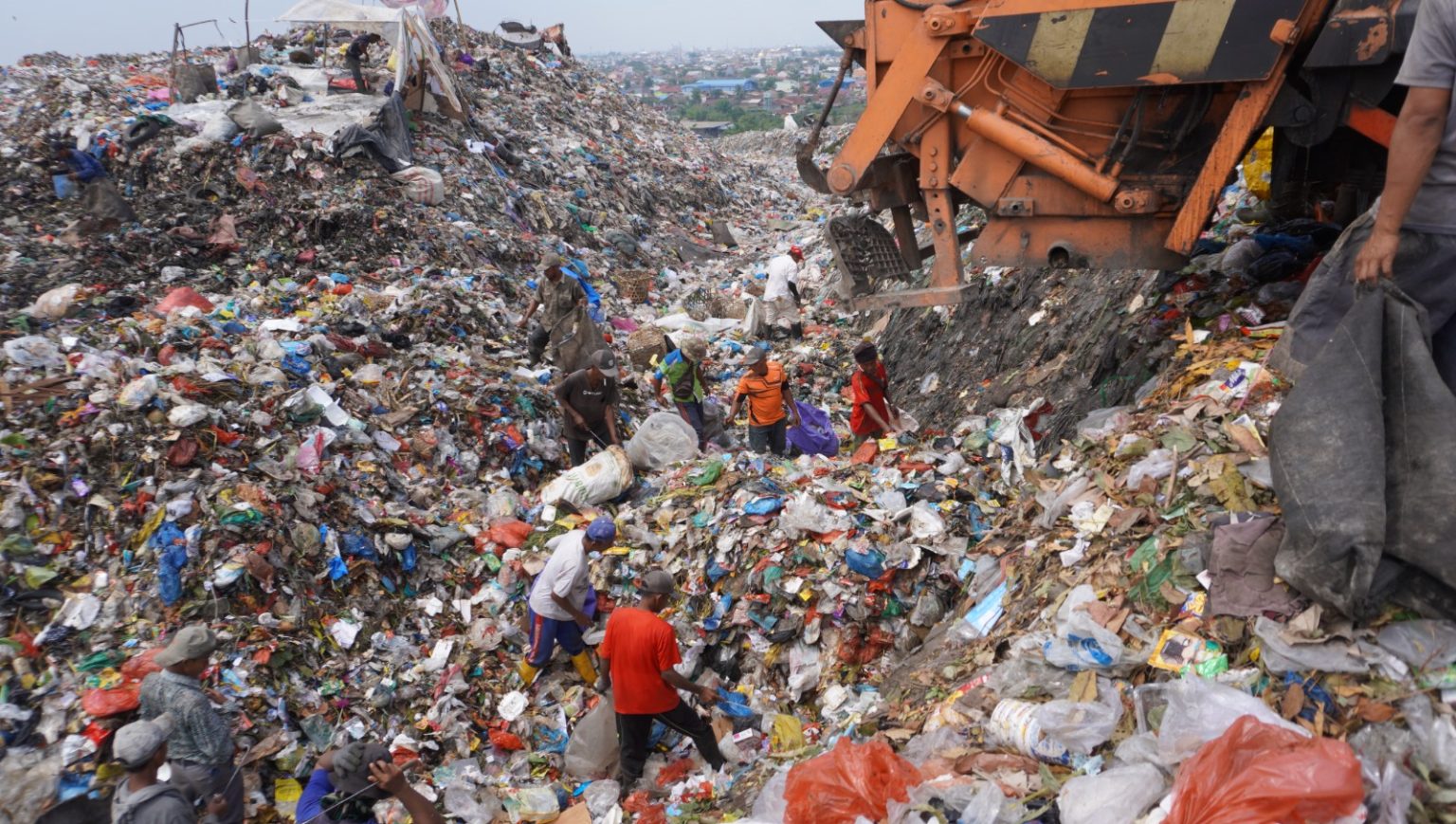 TPA-Terjun-1200-ton-sampah-per-hari-1536x869