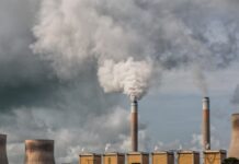 Transisi Energi Harus Berkeadilan, Bukan Sekadar Target Emisi Transisi energi bersih dinilai harus melibatkan masyarakat secara bermakna serta menjamin akses listrik yang adil hingga ke wilayah terpencil di Indonesia. (Foto: AI)