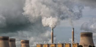 Transisi energi bersih dinilai harus melibatkan masyarakat secara bermakna serta menjamin akses listrik yang adil hingga ke wilayah terpencil di Indonesia. (Foto: AI)