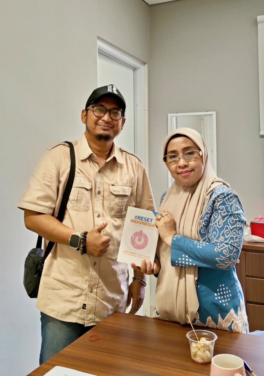 Dra. Retno Sayekti, MLIS ( Wk. Dekan. 1 Fakultas Ilmu Sosial UINSU) saat menerima buku Reset Indonesia. (Foto: KM07)
