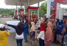 Puluhan Emak-emak Geruduk SPBU di Dolok Masihul Akibat Langkanya BBM