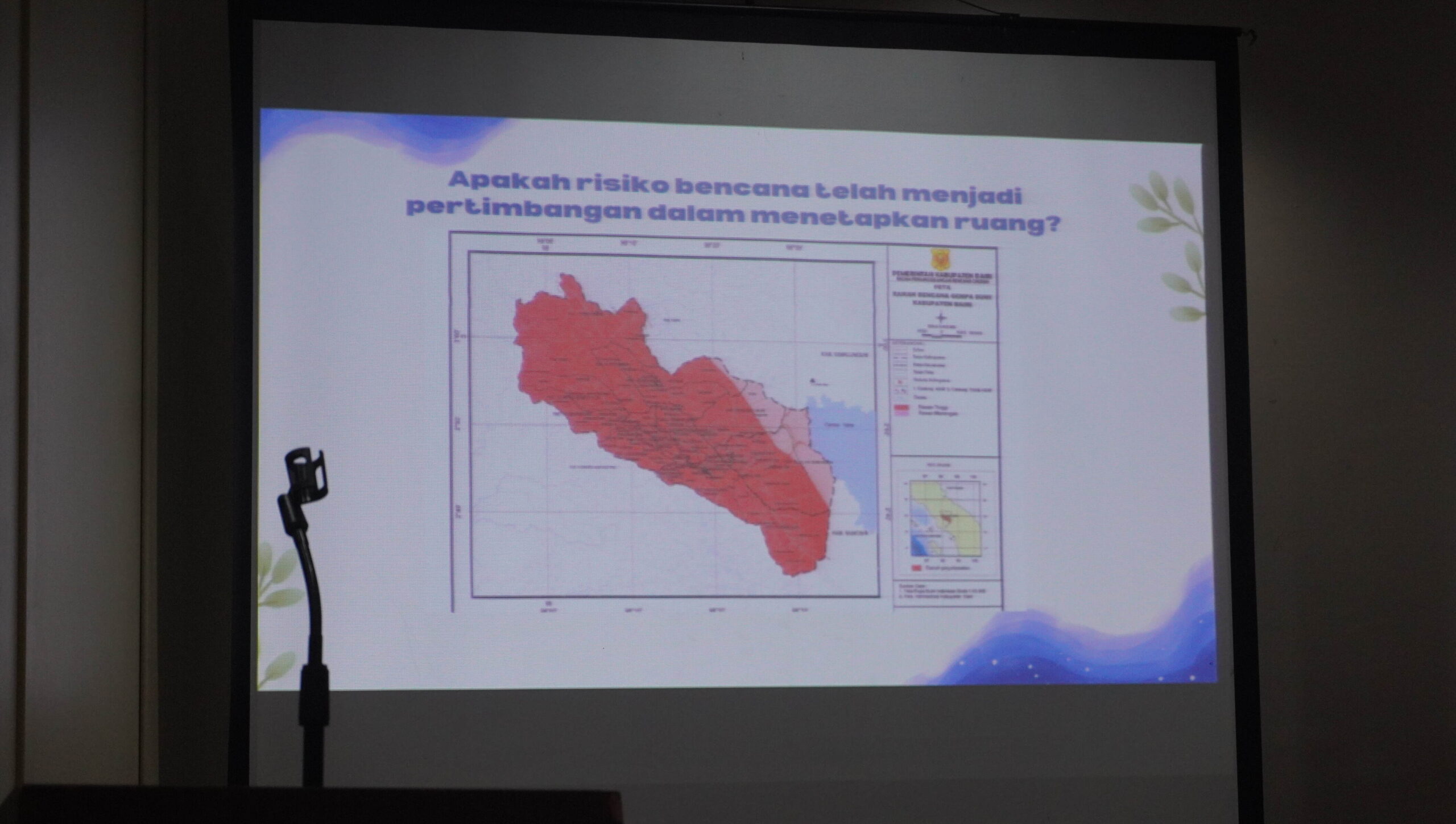 Direktur Bakumsu, Juniati Aritonang, menyoroti tingginya risiko bencana di Kabupaten Dairi melalui peta kerawanan yang didominasi warna merah. Ia mempertanyakan kelayakan pengembangan tambang di wilayah yang telah diidentifikasi pemerintah daerah sebagai kawasan rawan bencana dan rentan terhadap ancaman ekologis.