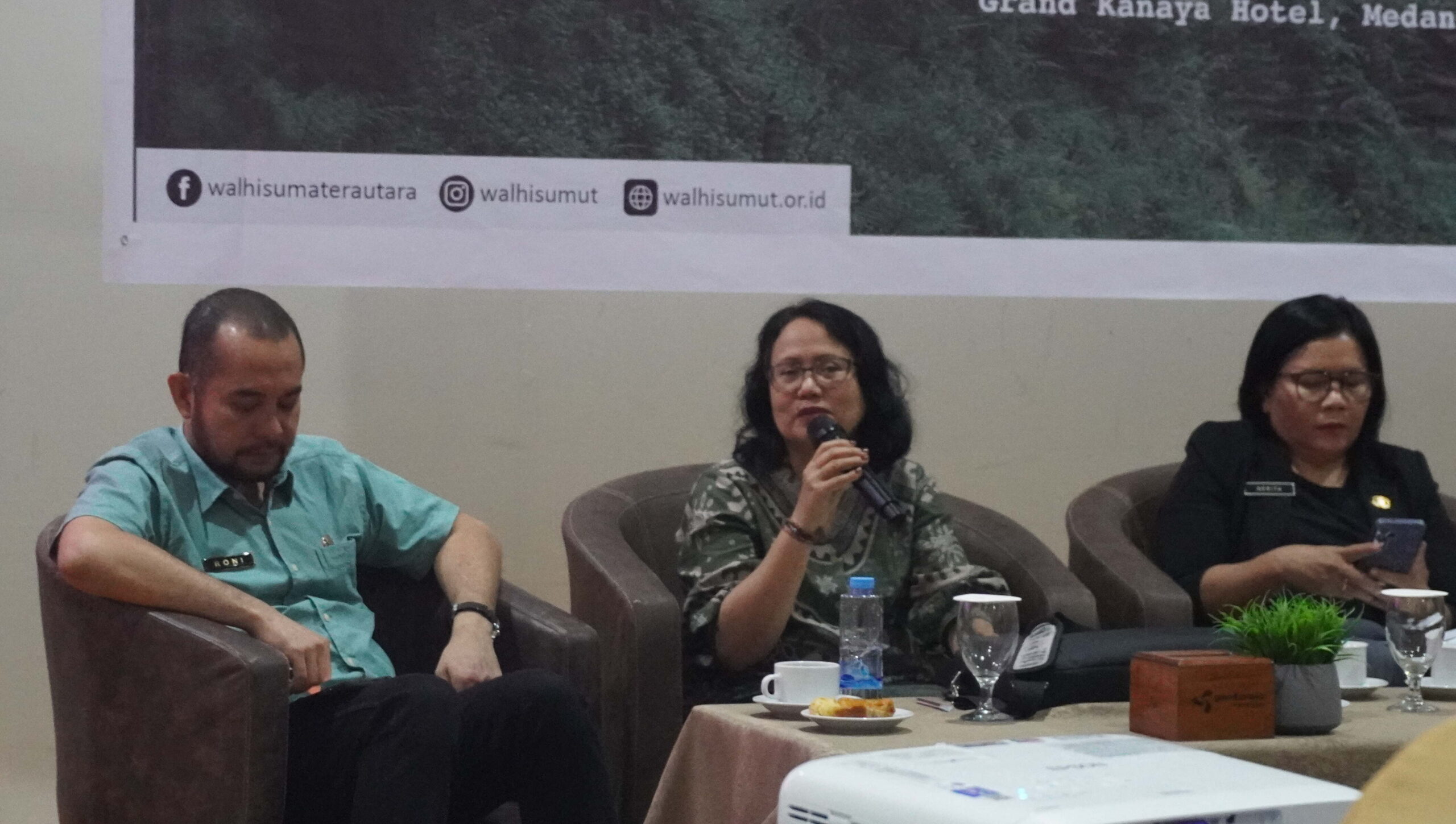 Dalam diskusi mengenai revisi tata ruang, Juniaty Aritonang menegaskan bahwa perencanaan ruang harus berpijak pada prinsip keadilan ekologis. Kasus tambang di Kabupaten Dairi menunjukkan bahwa kebijakan tata ruang, perlindungan lingkungan, dan partisipasi masyarakat masih menghadapi tantangan dalam implementasinya.