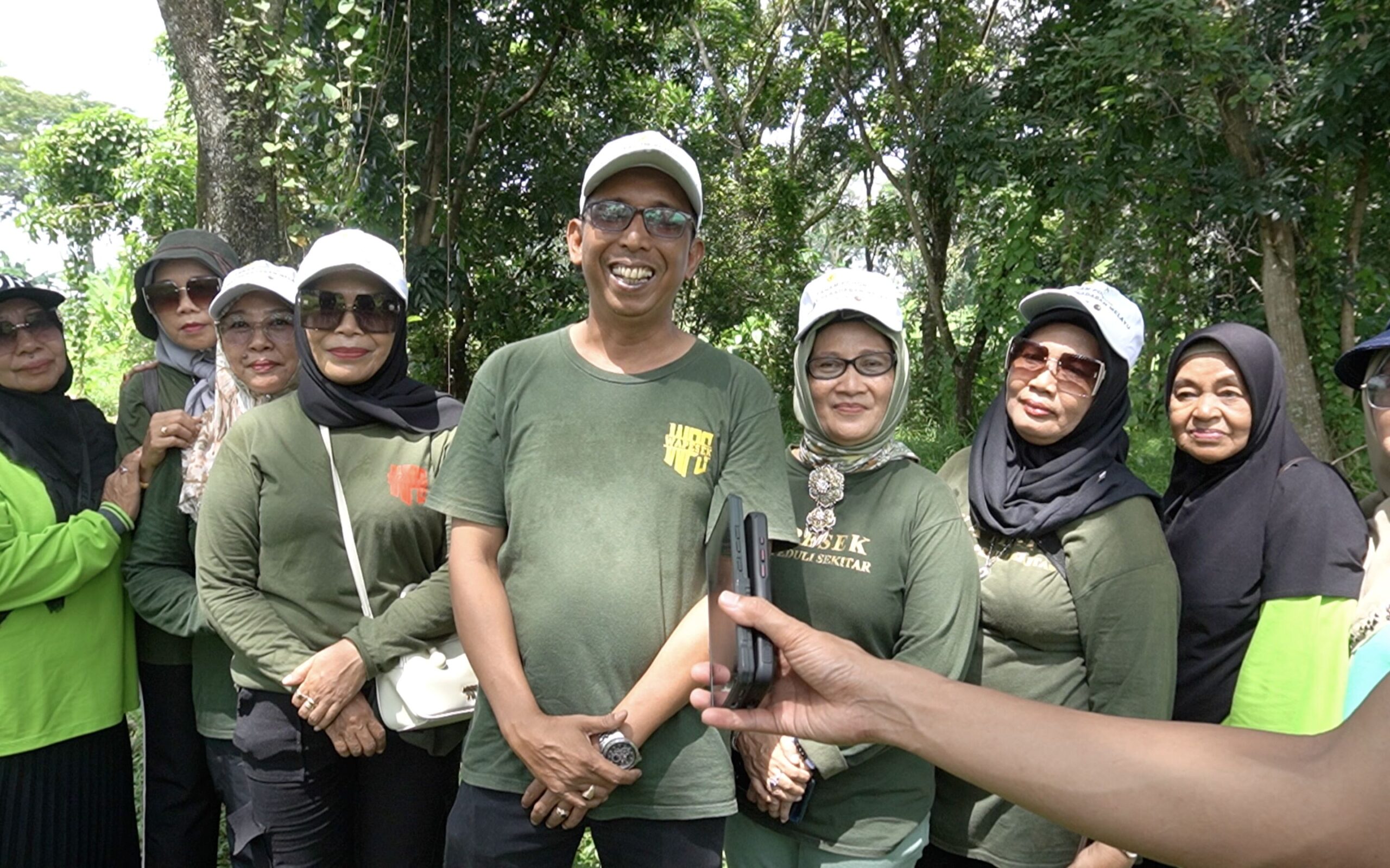 Wa Pesek dan KWK Ajak Masyarakat Bangun Kepedulian untuk Selamatkan Sungai dan Lingkungan Berawal dari semangat gotong royong saat pandemi, Wa Pesek terus bergerak menghadirkan manfaat bagi masyarakat. Mulai dari bantuan kemanusiaan, donor darah, khitanan massal, hingga pemberdayaan UMKM perempuan, seluruh kegiatan dijalankan dengan semangat kepedulian dan swadaya anggota. Bagi Wa Pesek, perubahan besar selalu dimulai dari kepedulian terhadap sesama dan lingkungan sekitar.
