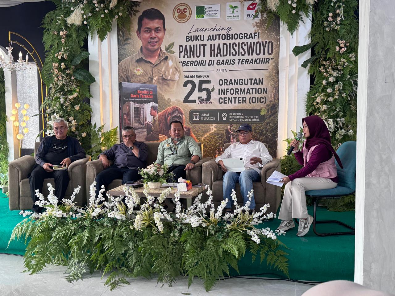 Para penanggap buku Otobiografi Panut Hadisiswoyo, Berdiri di Garis Terakhir, Rizanul Arifin, Yulhasni, Syafrizaldi Aal Jpang, Edy Ikhsan dan moderator Wana Sari.
