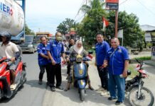 PWI Sergai Bagikan Bendera Merah Putih Kepada Pengguna Jalan