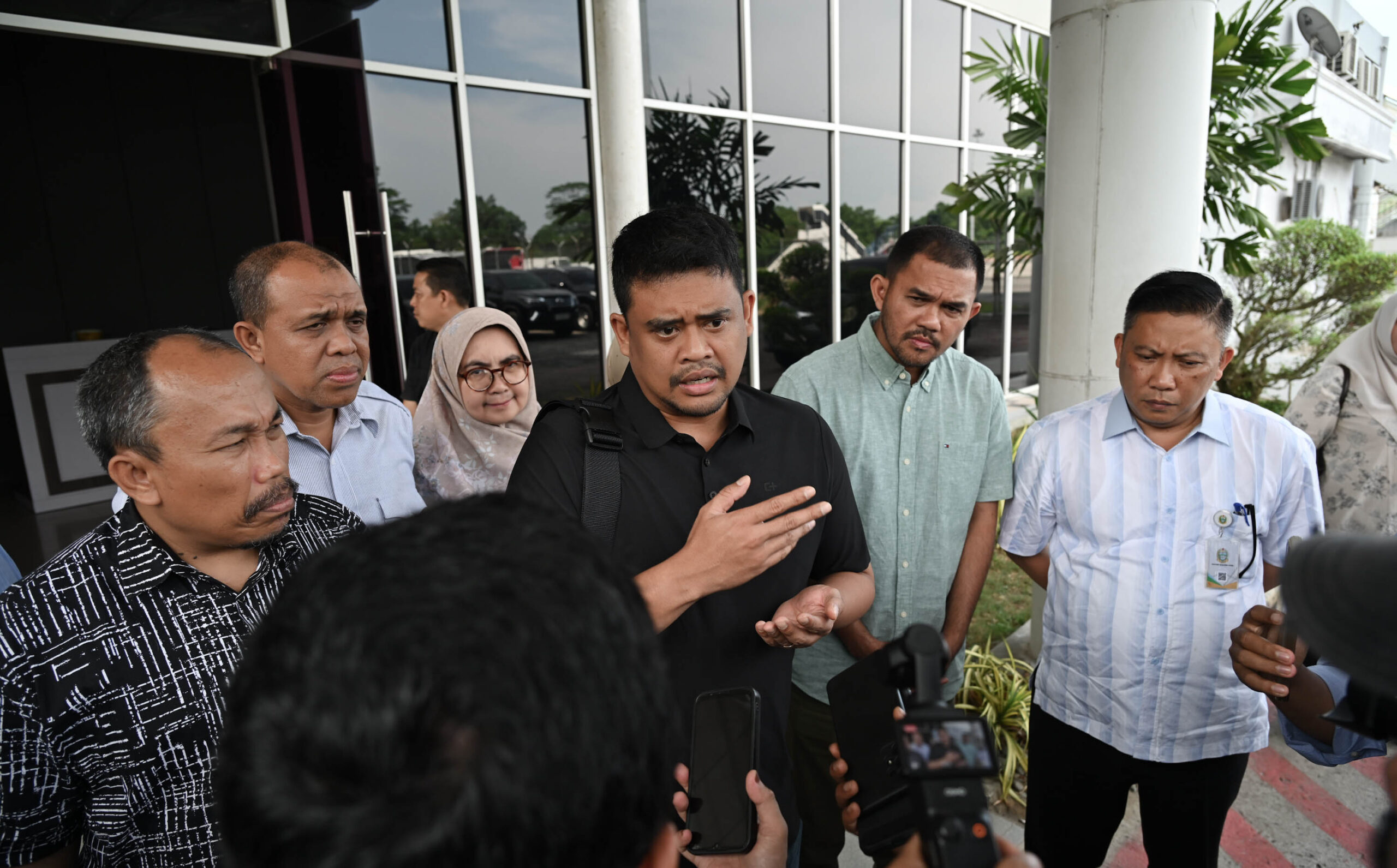 Gubsu_Mendampingi Siswa Korban Dugaan Keracunan di Bandara Kualanamu 1