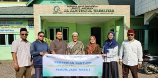 Foto bersama pengurus Lembaga Sedekah dan Wakaf Energi Al Washliyah bersama pihak Perum Jasa Tirta I usai pertemuan dan kunjungan ke salah satu panti sasaran program di Medan, Jumat (4/9/2026). (Foto: Al Washliyah Kota Medan)