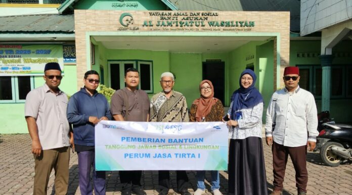 Foto bersama pengurus Lembaga Sedekah dan Wakaf Energi Al Washliyah bersama pihak Perum Jasa Tirta I usai pertemuan dan kunjungan ke salah satu panti sasaran program di Medan, Jumat (4/9/2026). (Foto: Al Washliyah Kota Medan)